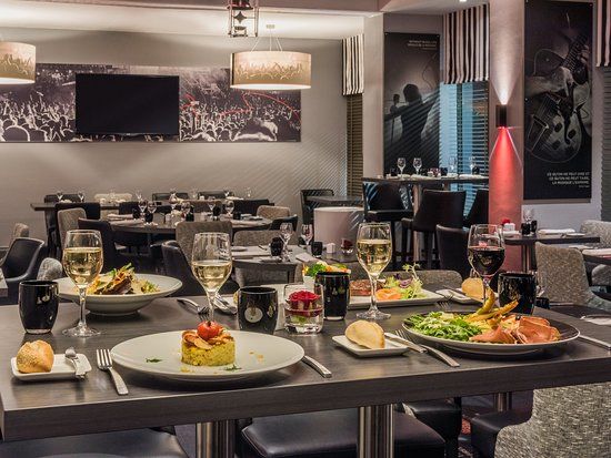 M 22 & Bar Lounge